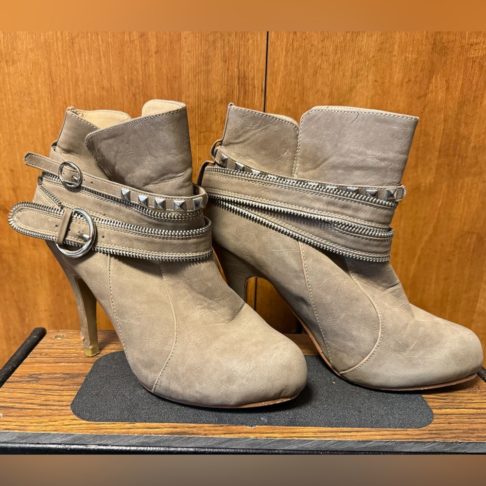 Mixx Shuz tan strappy buckle detail ankle bootie size 7.5
